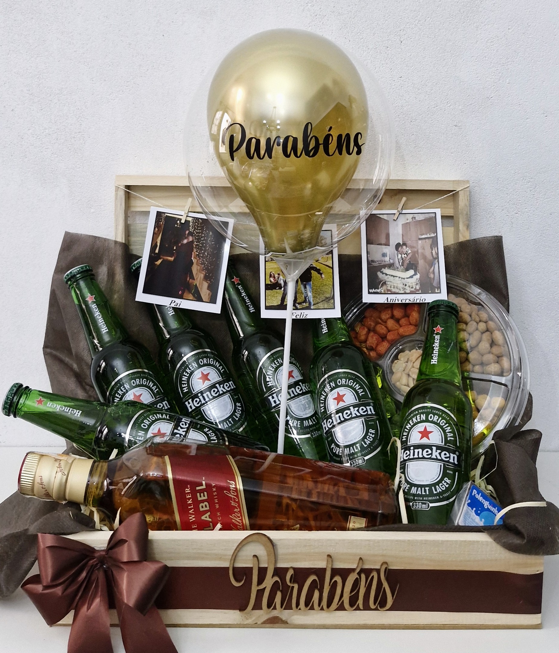 CESTA  DE CERVEJAS E WHISK  COM VARAL DE FOTOS POLAROID